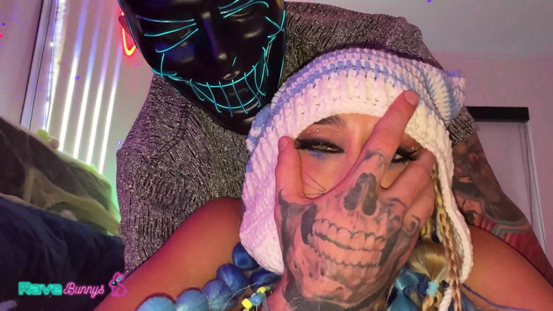 Rave Bunnys: 정액으로 얼굴을 가리는 음탕한 버니 Khloe Kapri!