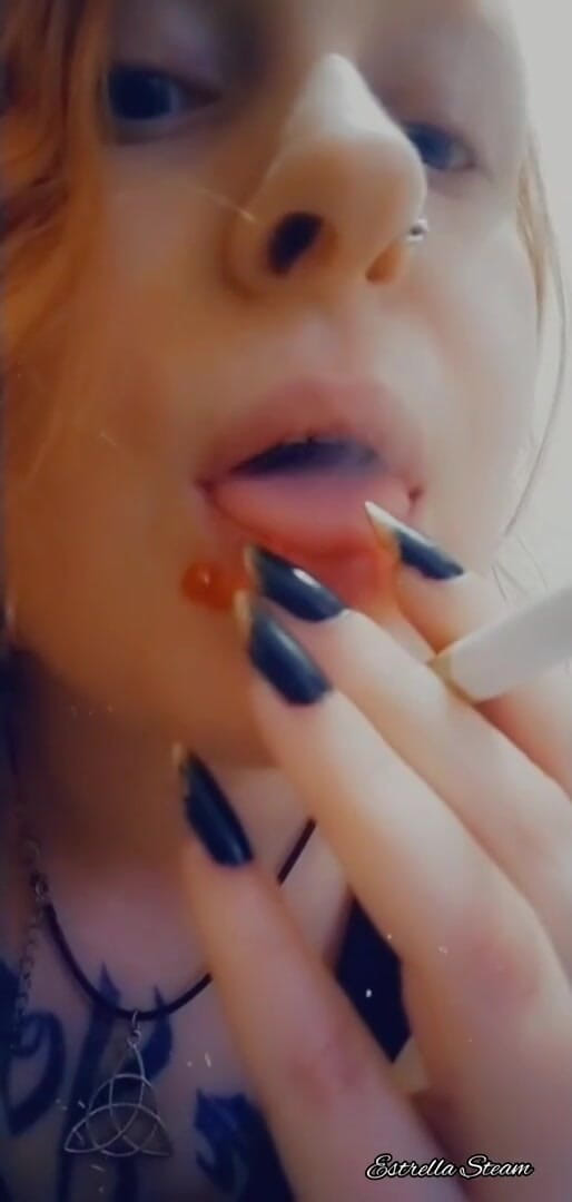Estrella Steam: Gadis merokok close-up