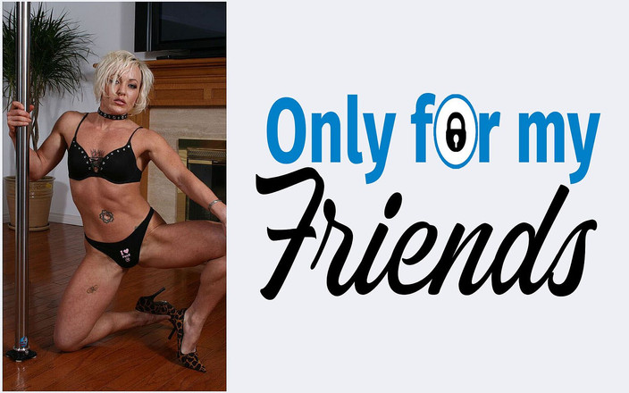 Only for my Friends: タトゥーのあるふしだらな女のガールフレンドは大人のおもちゃを楽しんで指でオナニーします