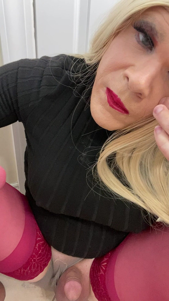 MadisonCD2025: Sissy chuyển giới sexy femboy crossdressing đĩ bú cu và nói...