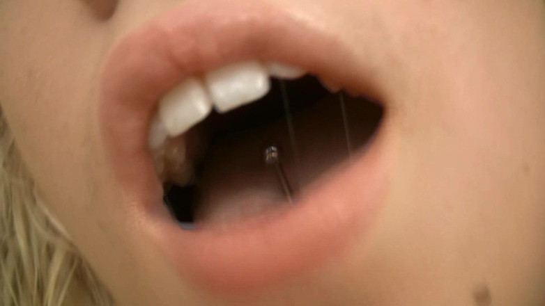 Tight little babes: Prsatá blonďatá teenagerka s růžovými bradavkami prstí svou nadrženou kundičku...