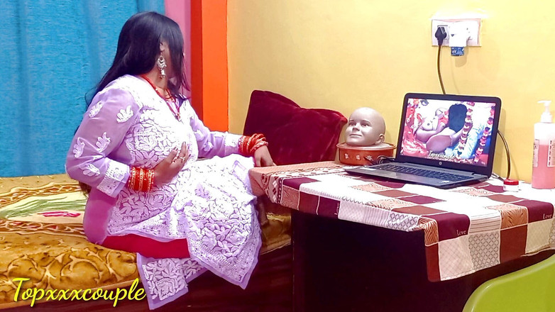 Topxxxcouple: Гарячу зведену сестру спіймав зведений брат, коли вона дивилася