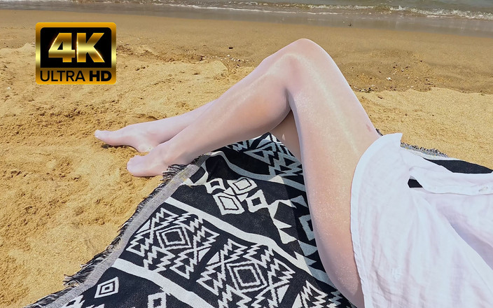 Shiny teens: 838 Lesklé bílé punčocháče na pláži