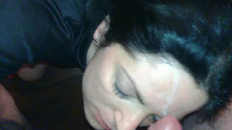 Toilet Mommy: Reife MILf-stiefmutter handjob seinen fetten schwanz auf ihre stirn, große...