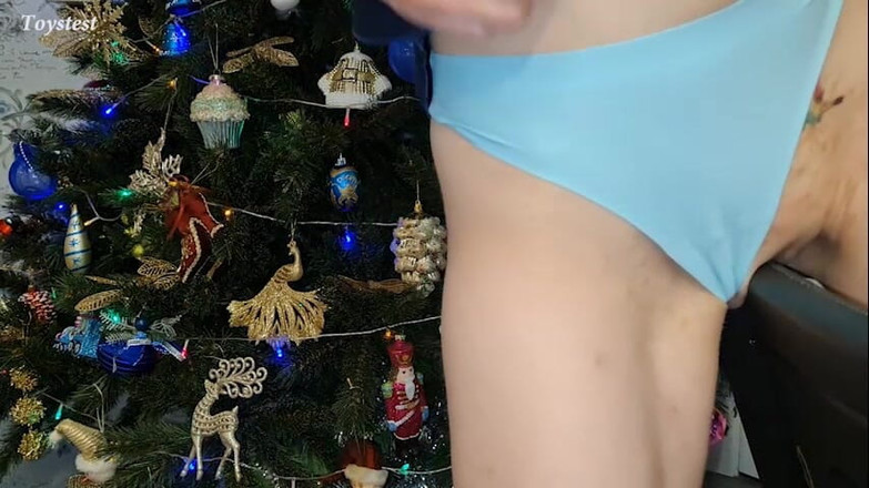 Toystest: Rasierte ehefrau wird einen orgasmus nehmen, indem sie ihren stuhl...