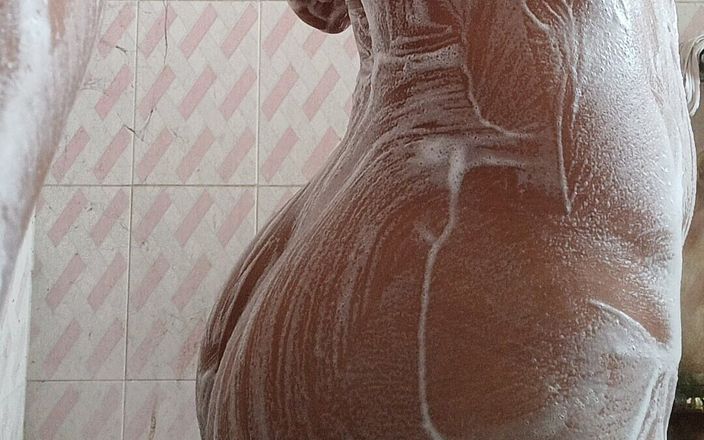Desi Girl Fun: बाथरूम में भारतीय लड़की स्तन और चूत दिखा रही है।