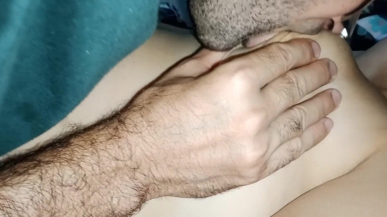 Kriztalyaram: Мій чоловік смокче мої великі природні сиськи і мої ереговані соски, надягаючи на них різні ласощі