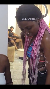 Dvě teenagerky Babe Vera a Pretty Face Dora sdílejí velkého bratra tlustého ptáka