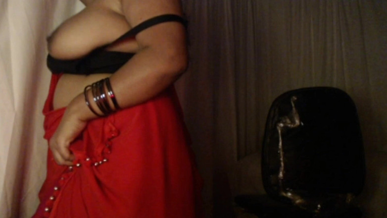 HotGirl21: 热辣的黑色胸罩大胸部显示性感的胸部压。