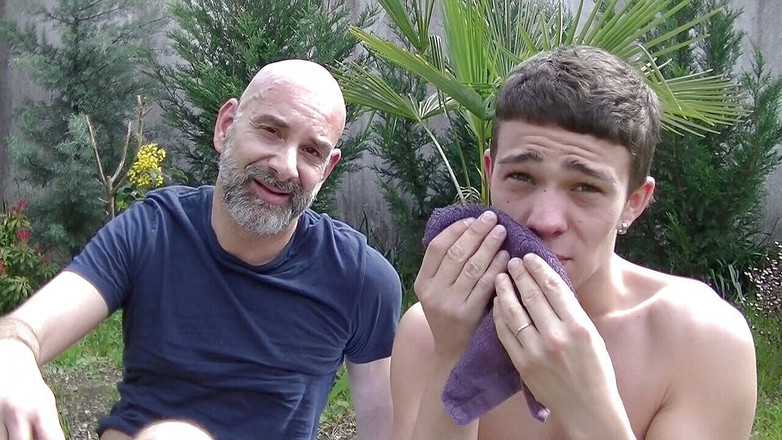 Gaybareback: फ्रेंच रंडी की बगीचे में डैडी द्वारा बिना कंडोम चुदाई