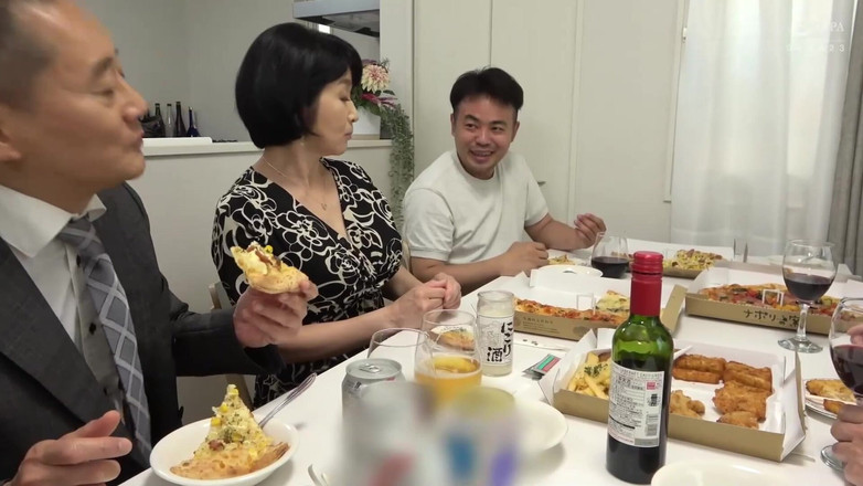 Raptor Inc: I compagni di classe maturi si sono riuniti per la...