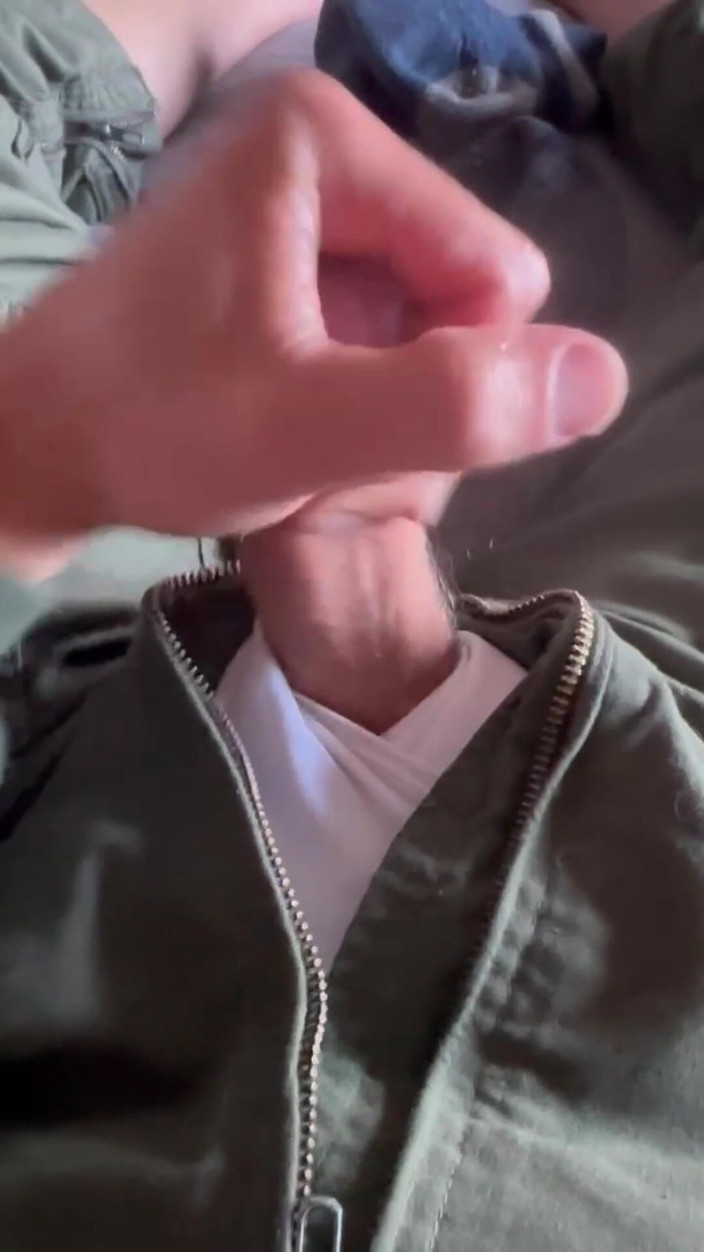 Gay Soldier Stuff: Ebano prima del mio volo decido di masturbarmi in costume...