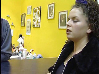 Lucky Cooch: Morena gata com corpo incrível quer fazer uma tatuagem