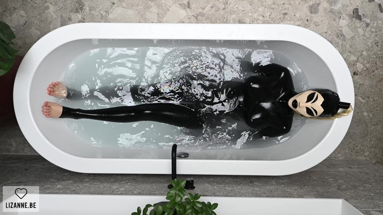 Lizanne: 욕조의 Latexdoll