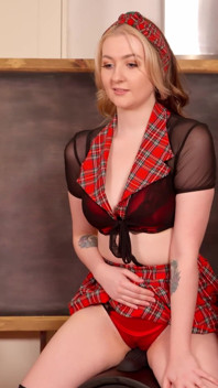 Student Takes Buzz Quiz on Sybian Until She Cums