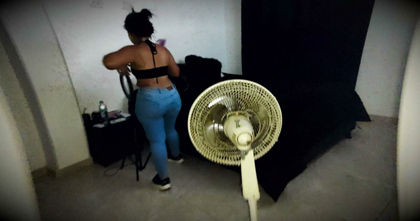 Uncut Lil Midget and Latina Freaky Friends: Un stupido culetto in jeans mmmm