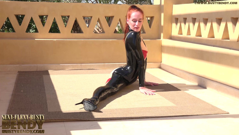Fem Latex: Uốn cong dẻo dai ngoài trời trong đồ cao su khiêu...