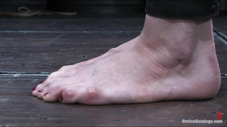 Device Bondage by Kink: Carrie扩展了她的捆绑SM体验