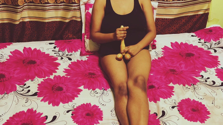 Banglasexycouple: ムラムラした妻がリアルなディルドで遊ぶ - 本物そっくり!