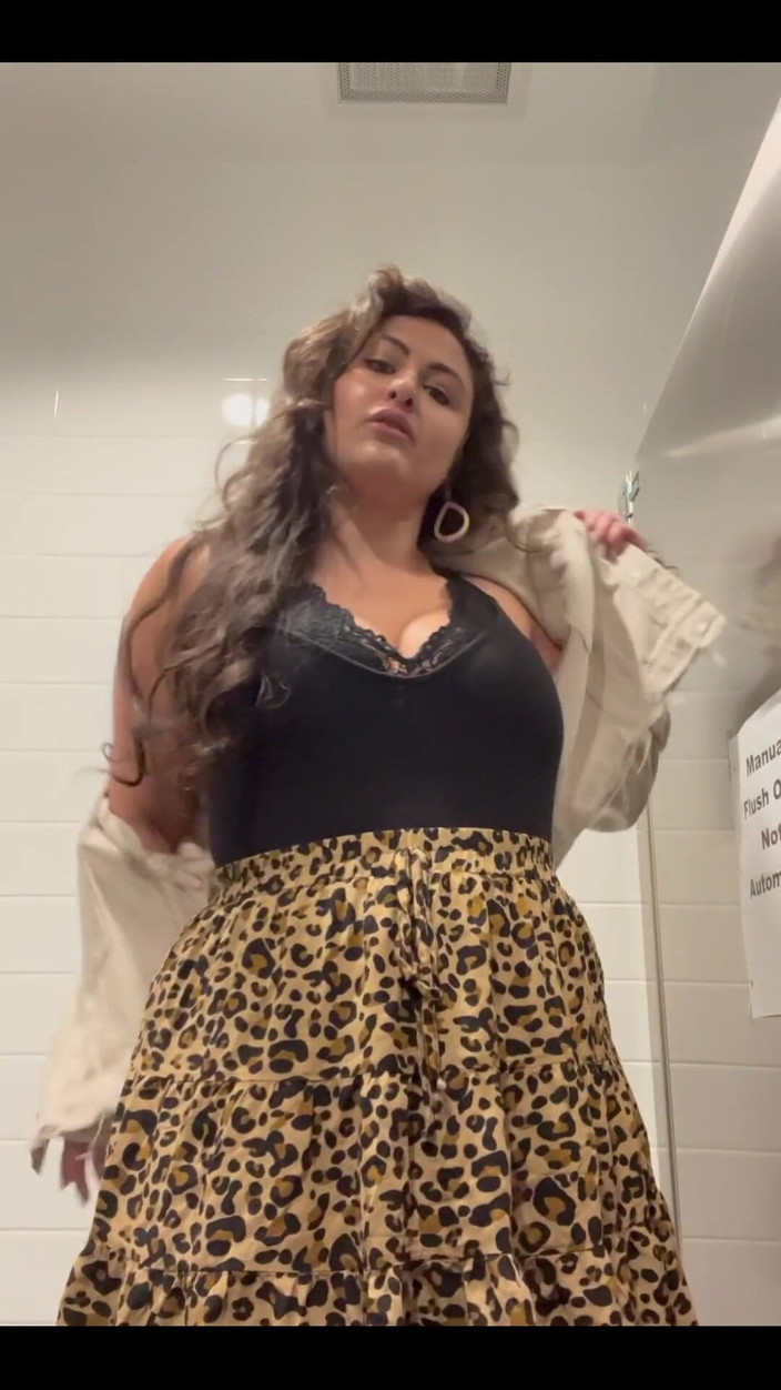 Josie Jaxxon: Îmi bag fundul la serviciu