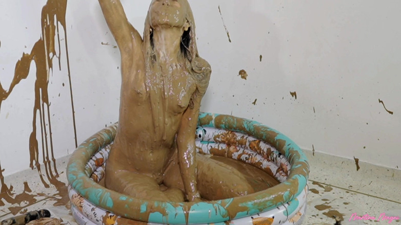 MartinaMagni: Wam!! a Housewife Is Surprised with a Big Mess