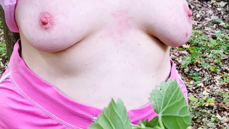 Bouncy Tits Action: Zweep mijn tieten met brandnetels