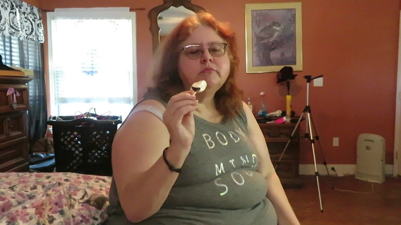BBW nurse Vicki adventures with friends: BBW ruda Dojrzała pielęgniarka Vicki liże i ssie lody
