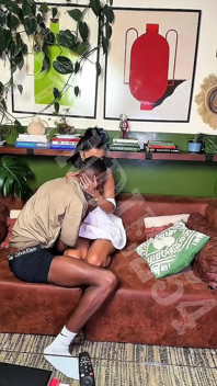 Istrinya lagi asik jalan-jalan, jadi kami ngentot di sofa mereka