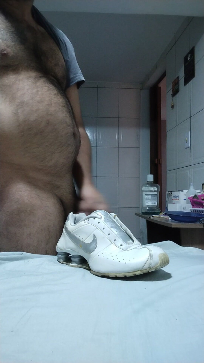 Sneakerfetish_BR: Corriéndome En Los Viejos Nike Shox De Mi Exnovia.