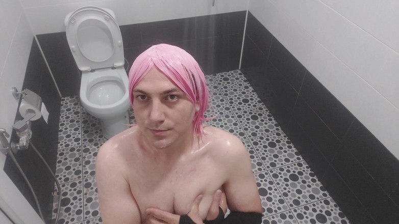 Kitty_Cross: Cewek semok kulit putih dengan pantat bahenol lagi asik mainin...