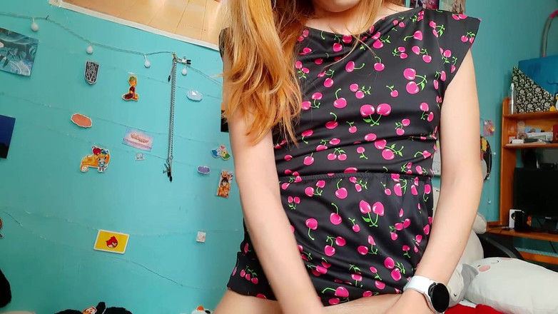 Crystal Phoenix: Seksi elbiseli trans kız senin için mastürbasyon yapıyor