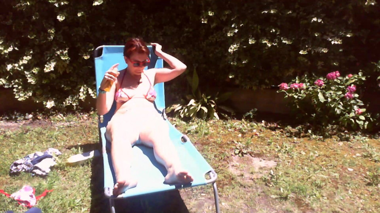 Nicoletta Embassi: Nicoletta Sunbathes पहने बगीचे में
