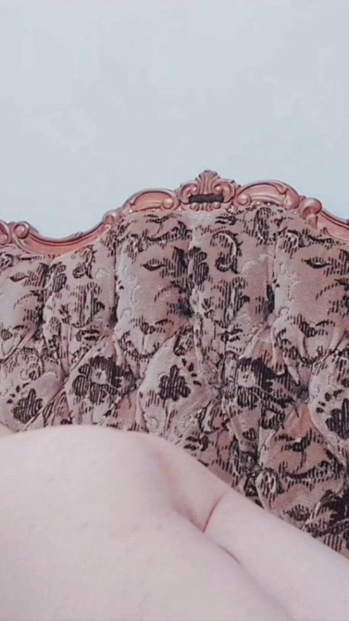 Kitty_Cross: Crossdresser yang menggoda menunjukkan lengkung badan seperti dewi