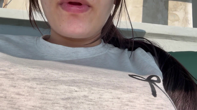 AmayaMori: Giantess女孩在她的薯条袋里发现一个小男人，很惊讶，但她吃了那个娇小的男人