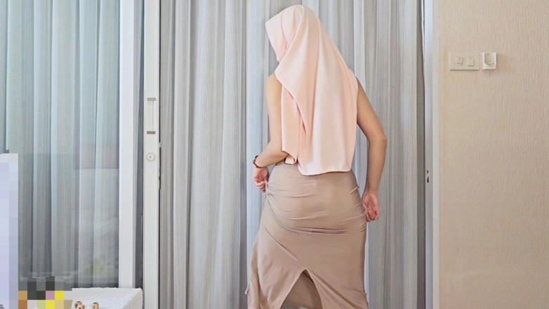 LittleMuslim: Stunning Hijab: Try-on Modern Dresses with a Twist