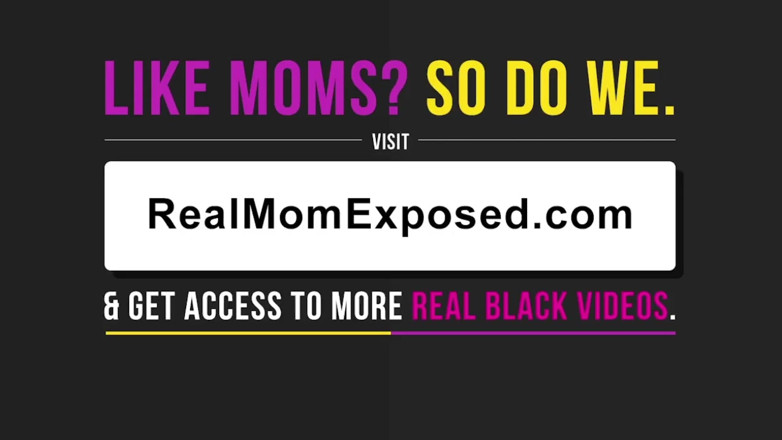 Real Mom Exposed: प्यारी लड़की Simone peach सोफे पर जुनूनी सेक्स का मजा लेती है