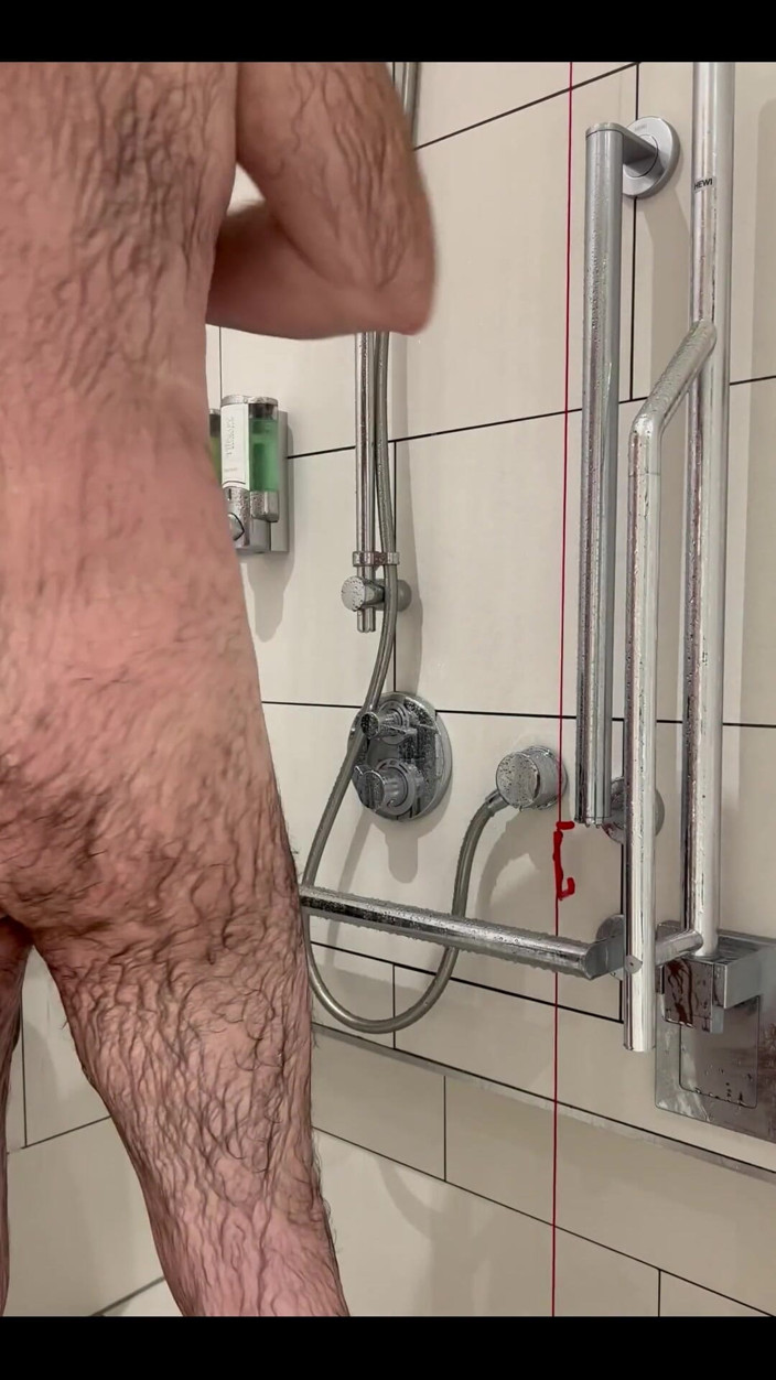 Djdavexxx: 두꺼운 자지와 털이 무성한 엉덩이 샤워