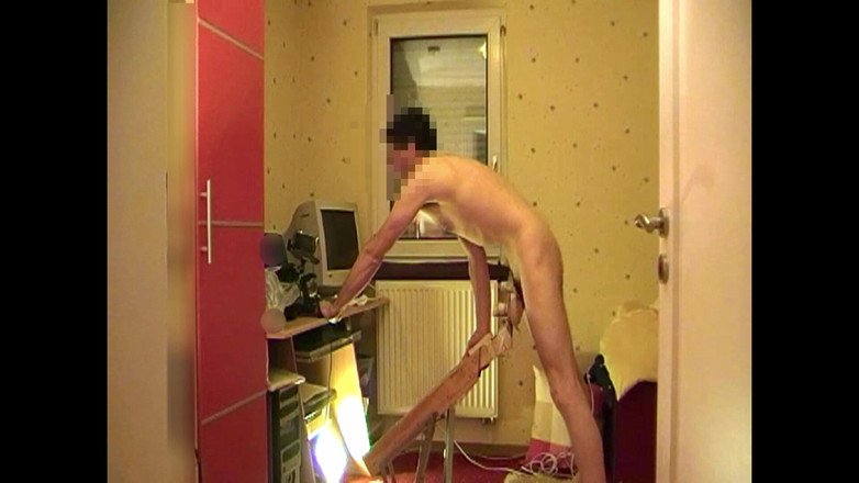 Mark Hannes: Cewek sange ini lagi asik masturbasi memeknya sampai muncrat banyak...