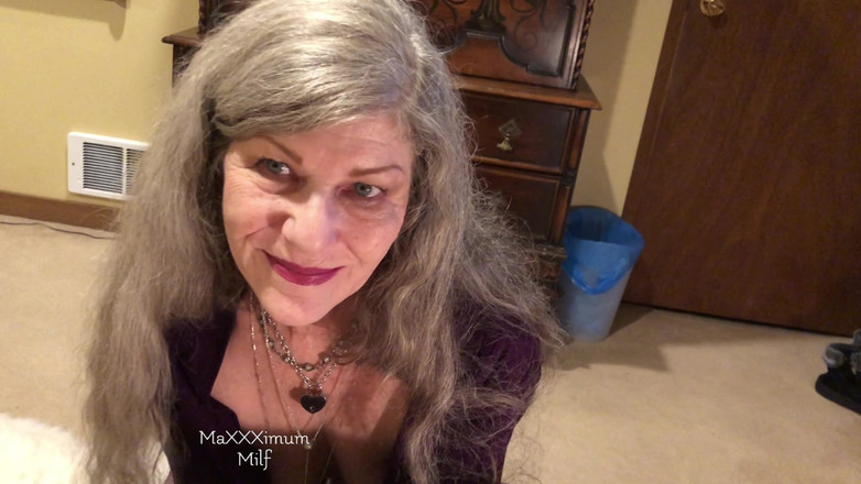 MaXXXimumMilf: Pipe mature sexy + avalage en chevauchant un gode ! Maxxximummilf