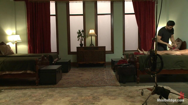 Men on Edge: Kontol besar pria ini dientot habis-habisan sampai dia keenakan