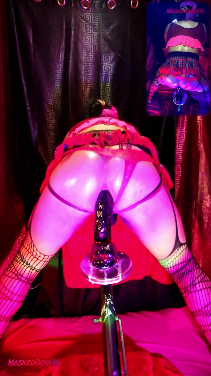 Maskedboy616: Twerking in minigonna Cavalcando il mio Dildo 4