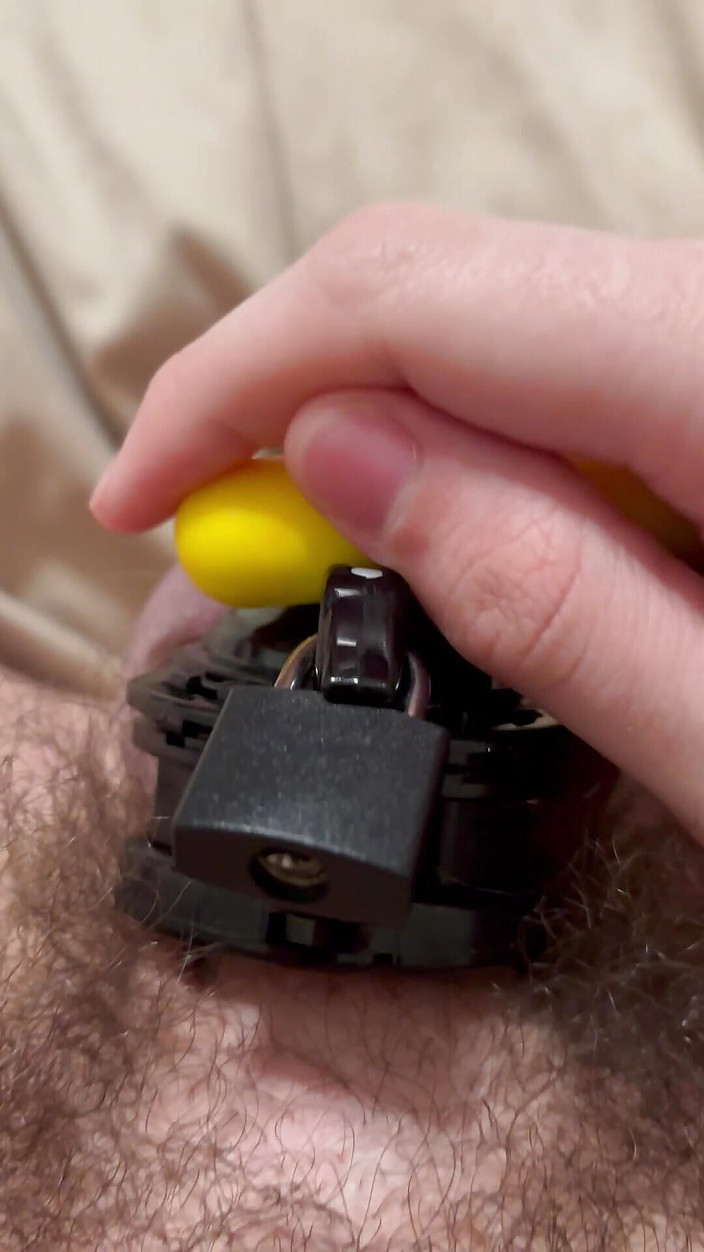 hornytxteen: Putus asa untuk muncrat di kandang kesucianku