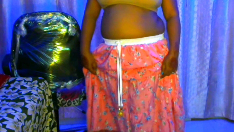 HotGirl21: Sexy Smyslná sexy holka online ukazuje její prsa všem tak, že...