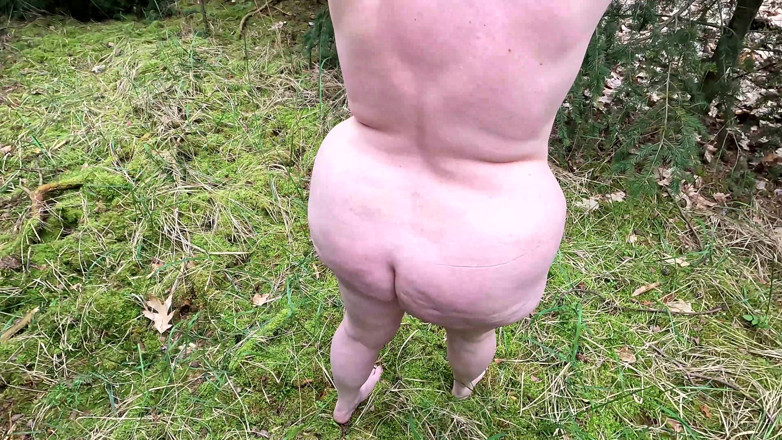 Bouncy Tits Action: Komplettes nacktes mädchen im wald und peitsche ihren körper und...