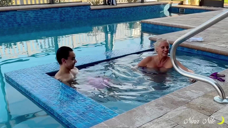 Nina Nite: 그녀의 새끼에게 풀사이드 움직임을 보여주는 Nina