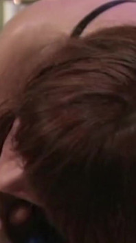 독일에서 온 이 창녀는 자지를 깊게 목구멍 깊숙이 빨고 어떻게 해야 할지 알고 있습니다.