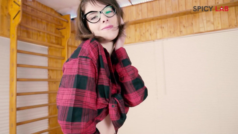 Spicy Lab Production: Capitano's Couch - 意大利凯特诺埃里克用眼镜狠操热小放荡的sara bell