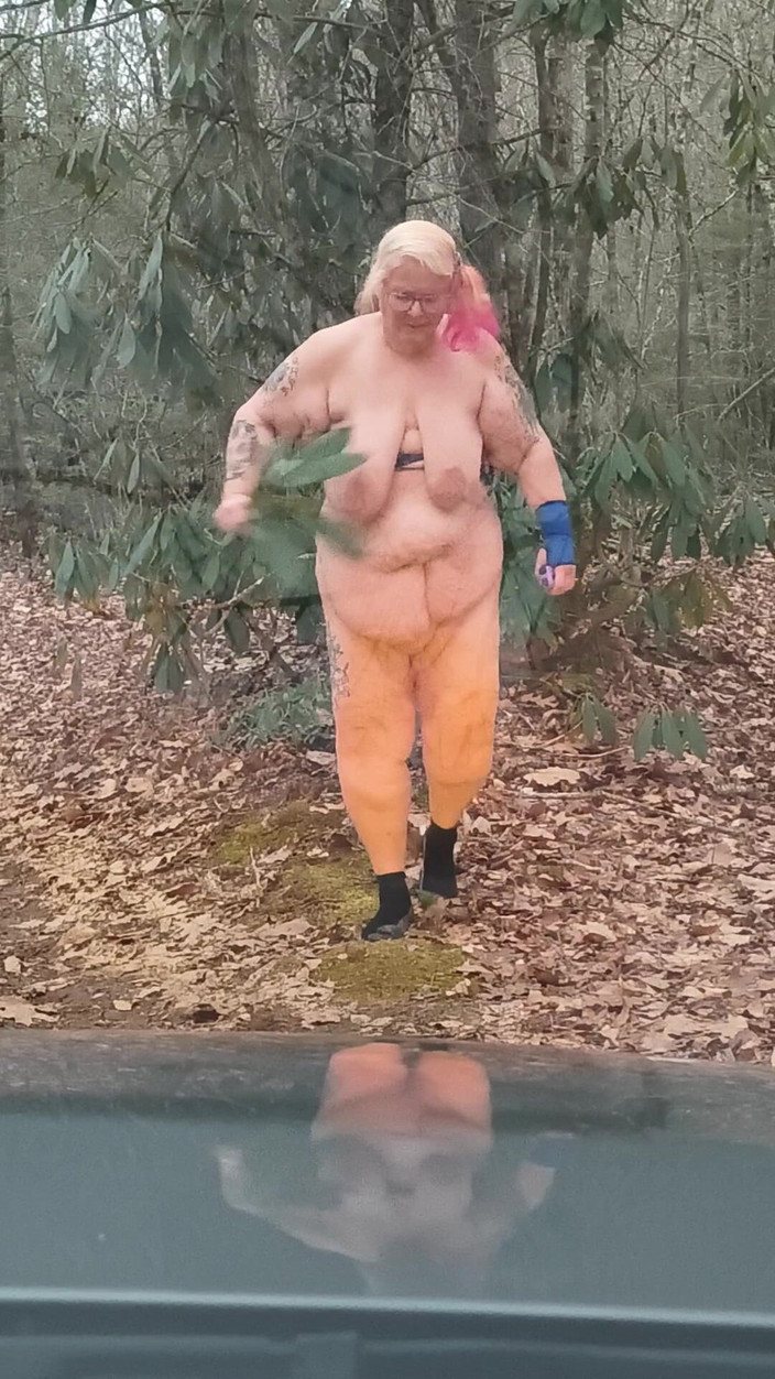 HerculesnVENUS: Procházka nahá v lese