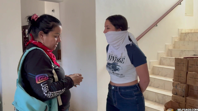 Selfgags Latina Bondage: Fantasiando com 18 anos, gravada e amordaçada por milf mascarada