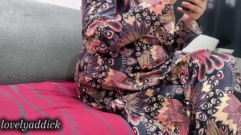 Lovelyaddik: 팬티를 입지 않을 때 의붓여동생을 몰래 지켜보는 부소 사우다라 티리 케티카 디아 Tidak Memakai Celana Dalam